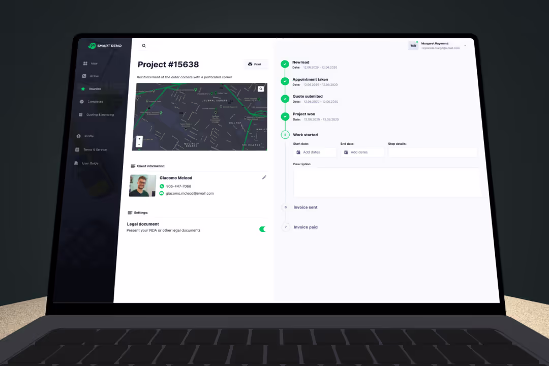 Laptop-Bildschirm zeigt Projektverwaltungssoftware mit Kundeninformationen, Projektstatus und einer Karte.