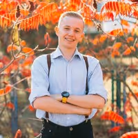 Teamfoto von Rostyslav, Axisbits-Mitarbeiter, vor herbstlichem Hintergrund