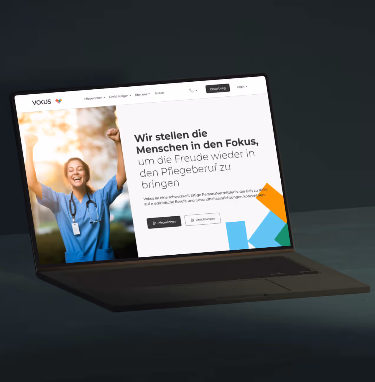 Laptop zeigt Website mit fröhlicher Pflegekraft und Text zum Fokus auf Menschen im Pflegeberuf.
