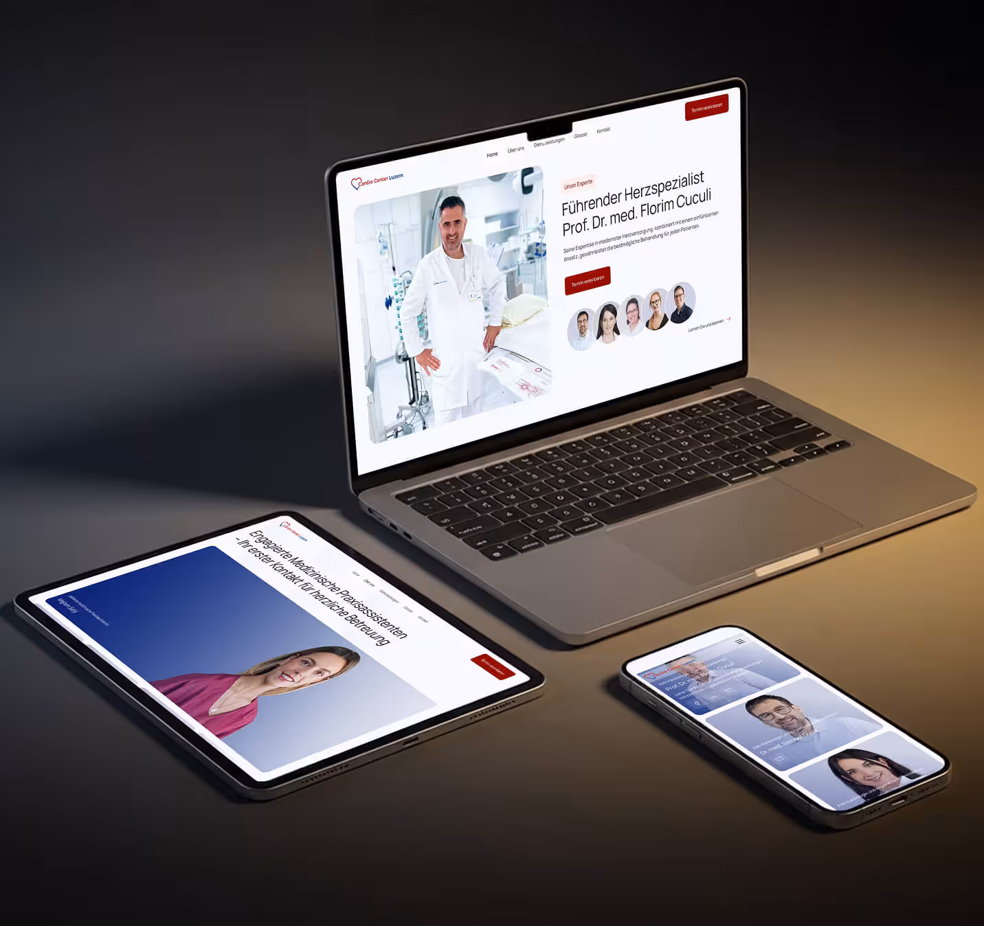 Laptop, Tablet und Smartphone zeigen Gesundheitsplattform mit Ärzten und Terminvereinbarung.