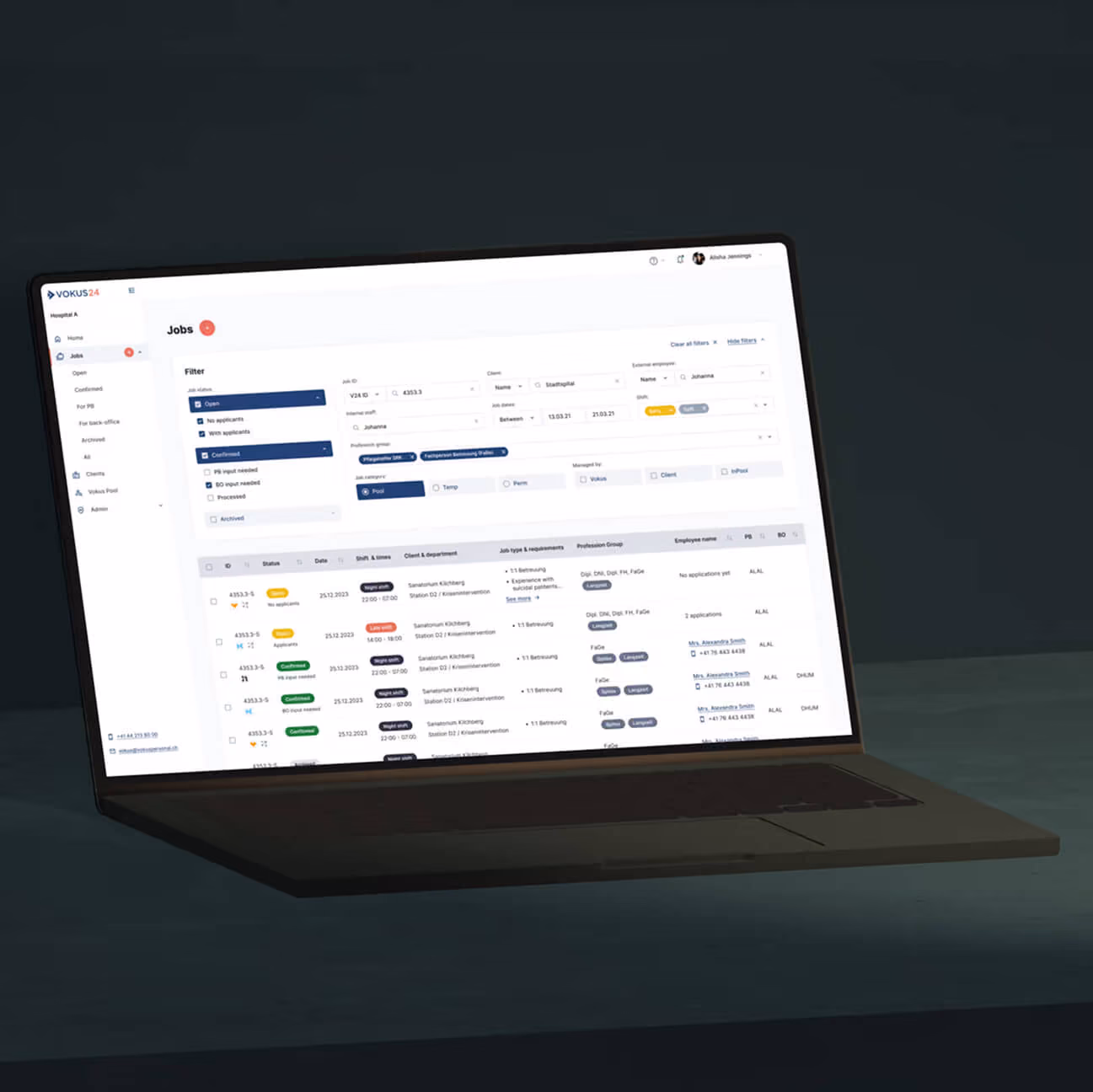 Laptop zeigt ein Job-Management-Dashboard mit Filtern, Joblisten und Mitarbeiterspalten.