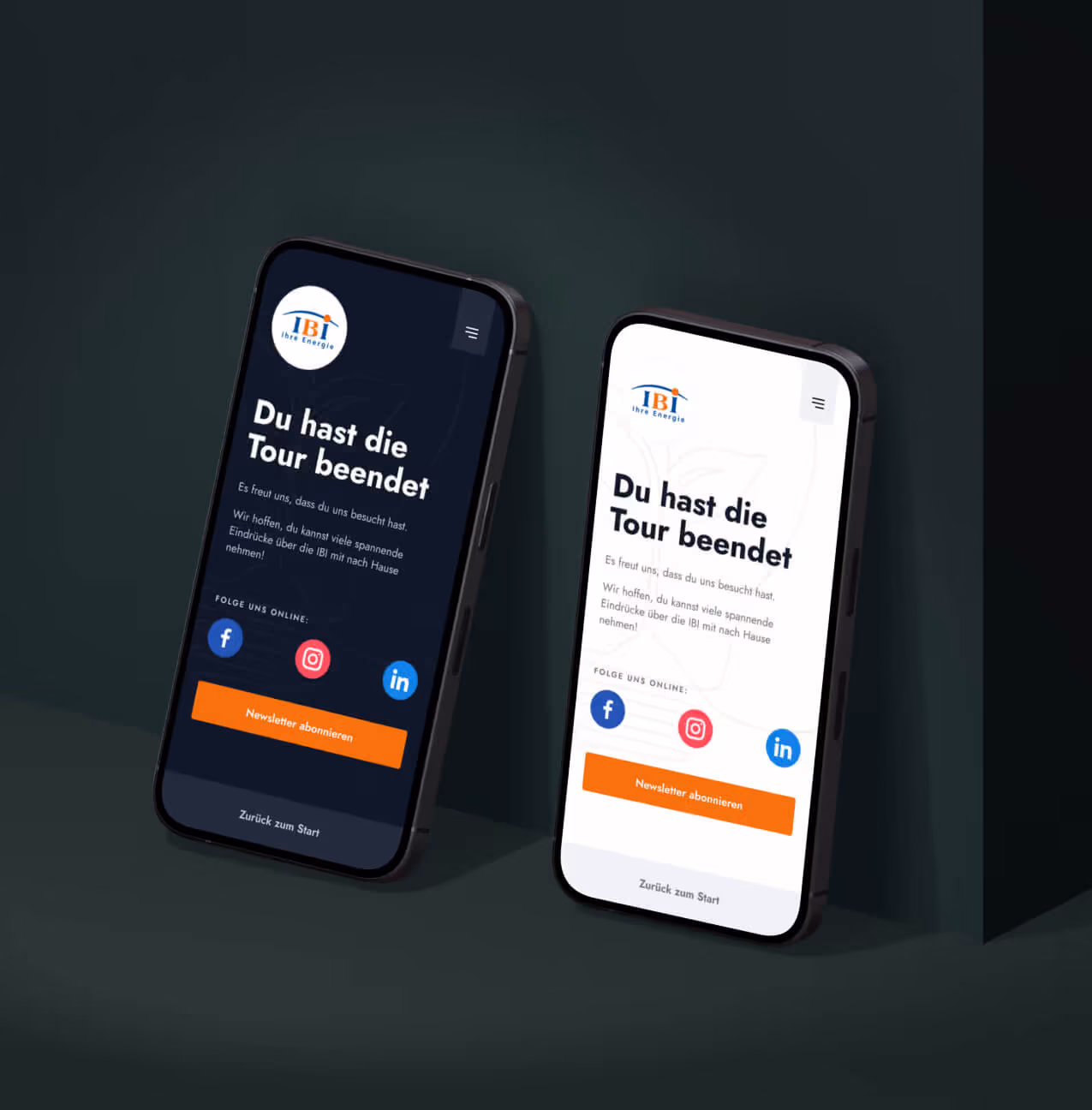 Zwei Smartphones zeigen eine Webseite in dunkler und heller Version mit Text über Tourende und Social-Media-Buttons.