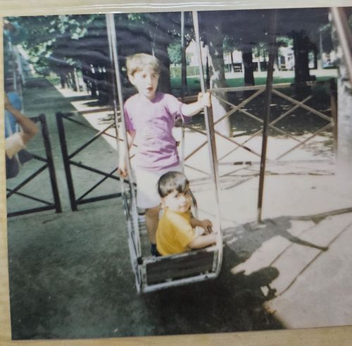 photo de jeunesse de Lionel et son frère dans une balançoire