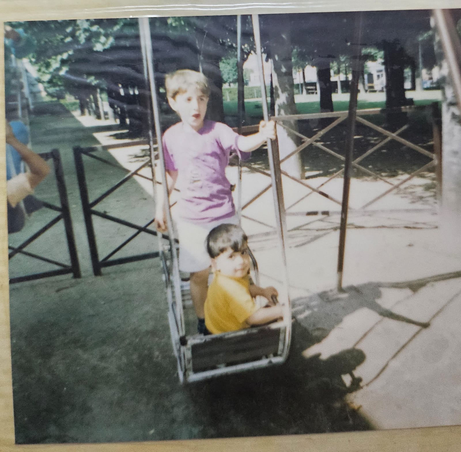 photo de jeunesse de Lionel et son frère dans une balançoire