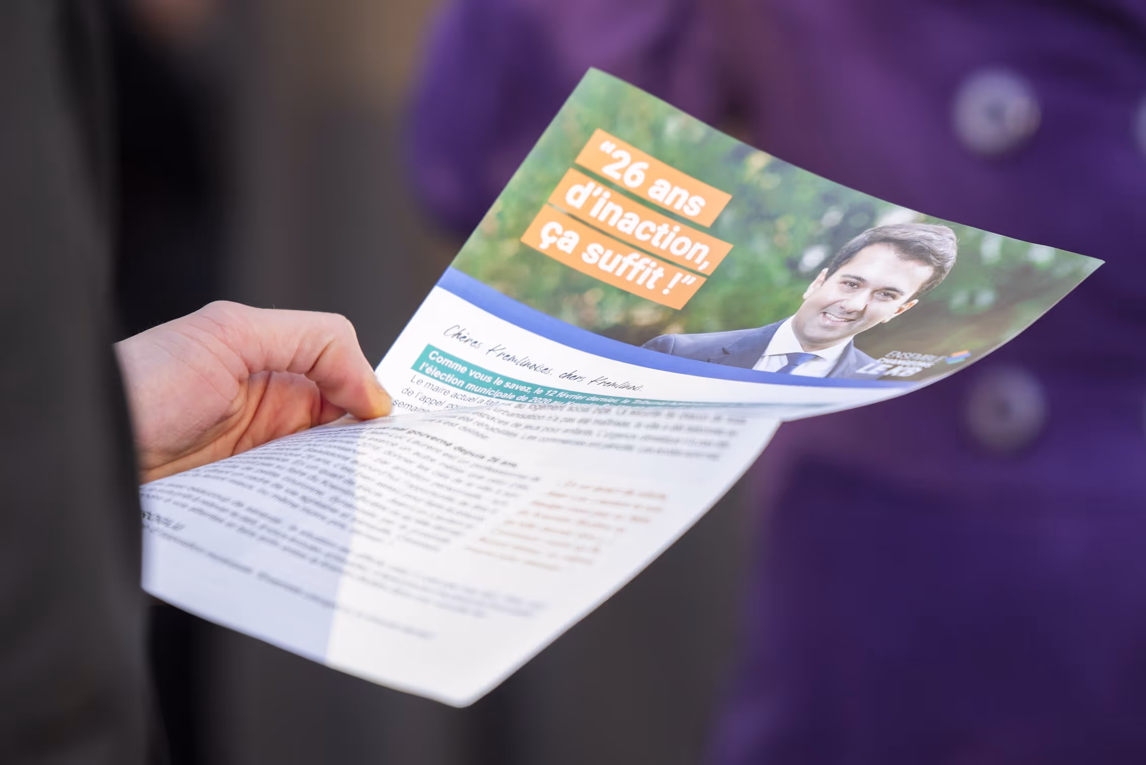 photo d'une main tenant une publication de Lionel