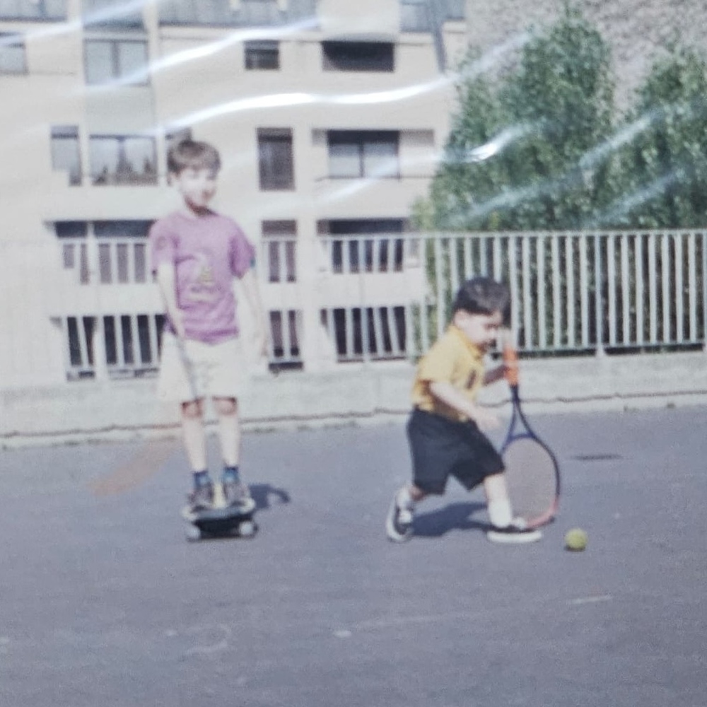 photo de jeunesse de Lionel jouant au tennis