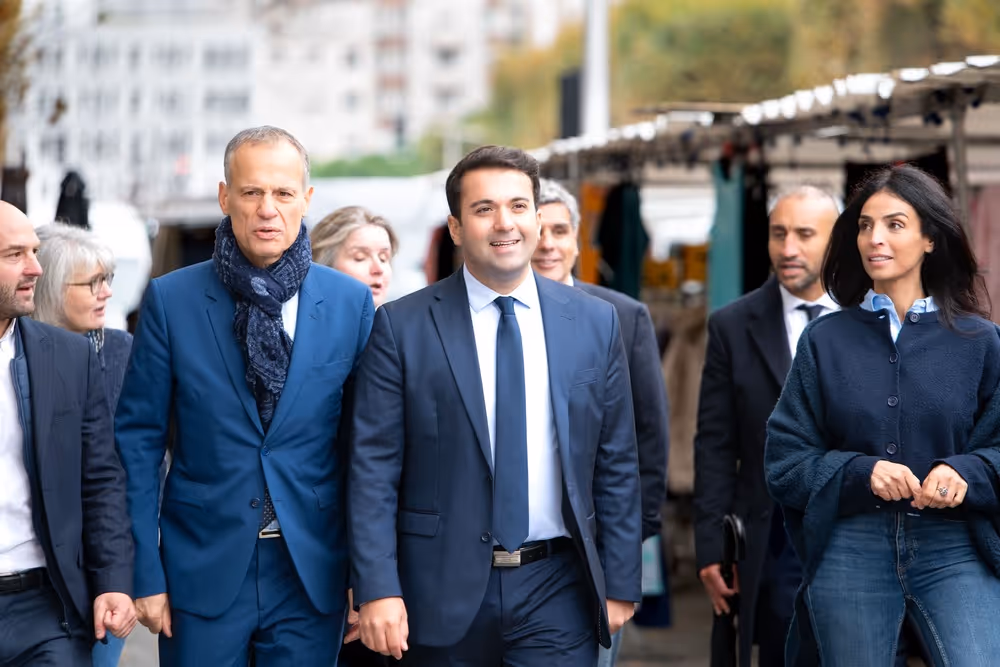 Photo de Lionel avec son équipe