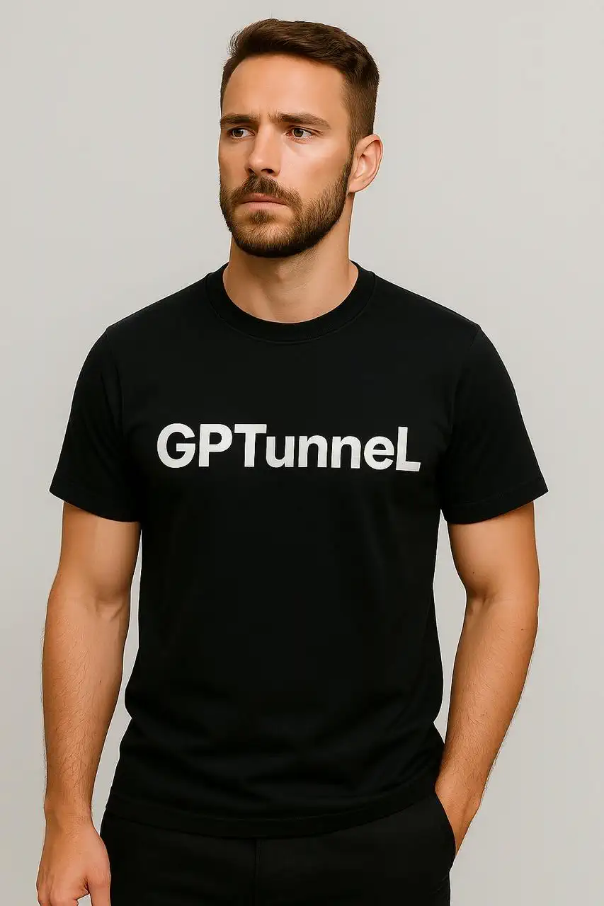 Мужчина в чёрной футболке «GPTunneL» на однотонном светло-сером фоне, смотрит чуть в сторону, руки опущены.