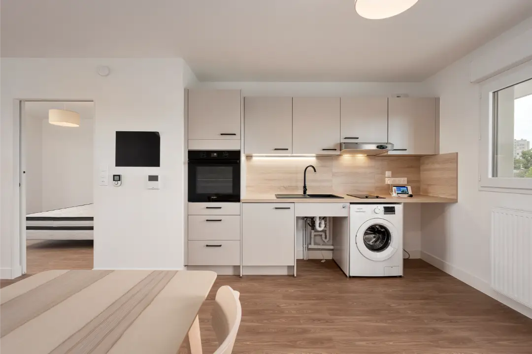 Cuisine équipée avec plan de travail accessible en fauteuil roulant