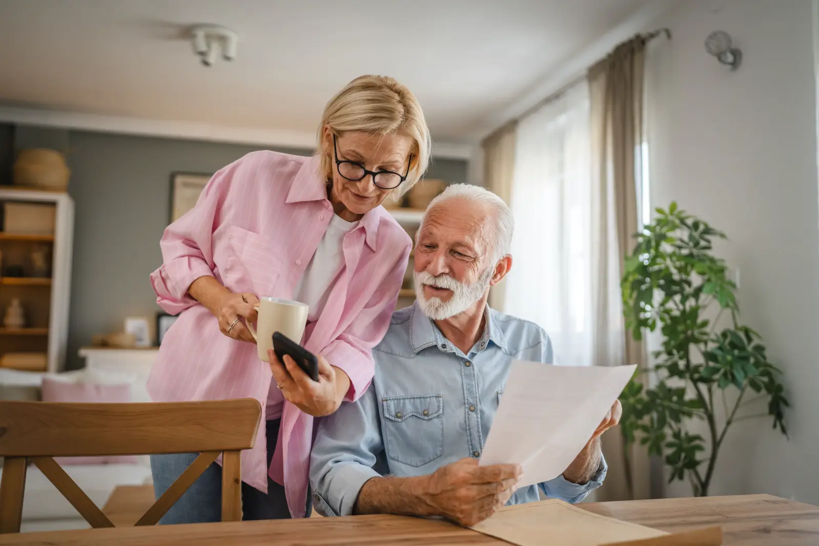 Couple de seniors heureux dans leur logement Mobicap