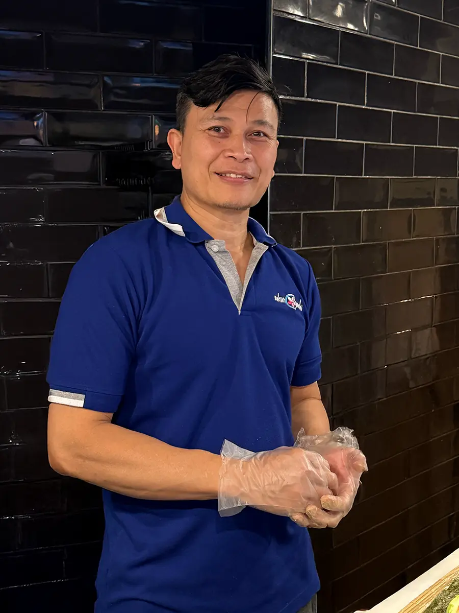 Soe, Inhaber von Sakura Sushi Ulm – lächelnd im Restaurant