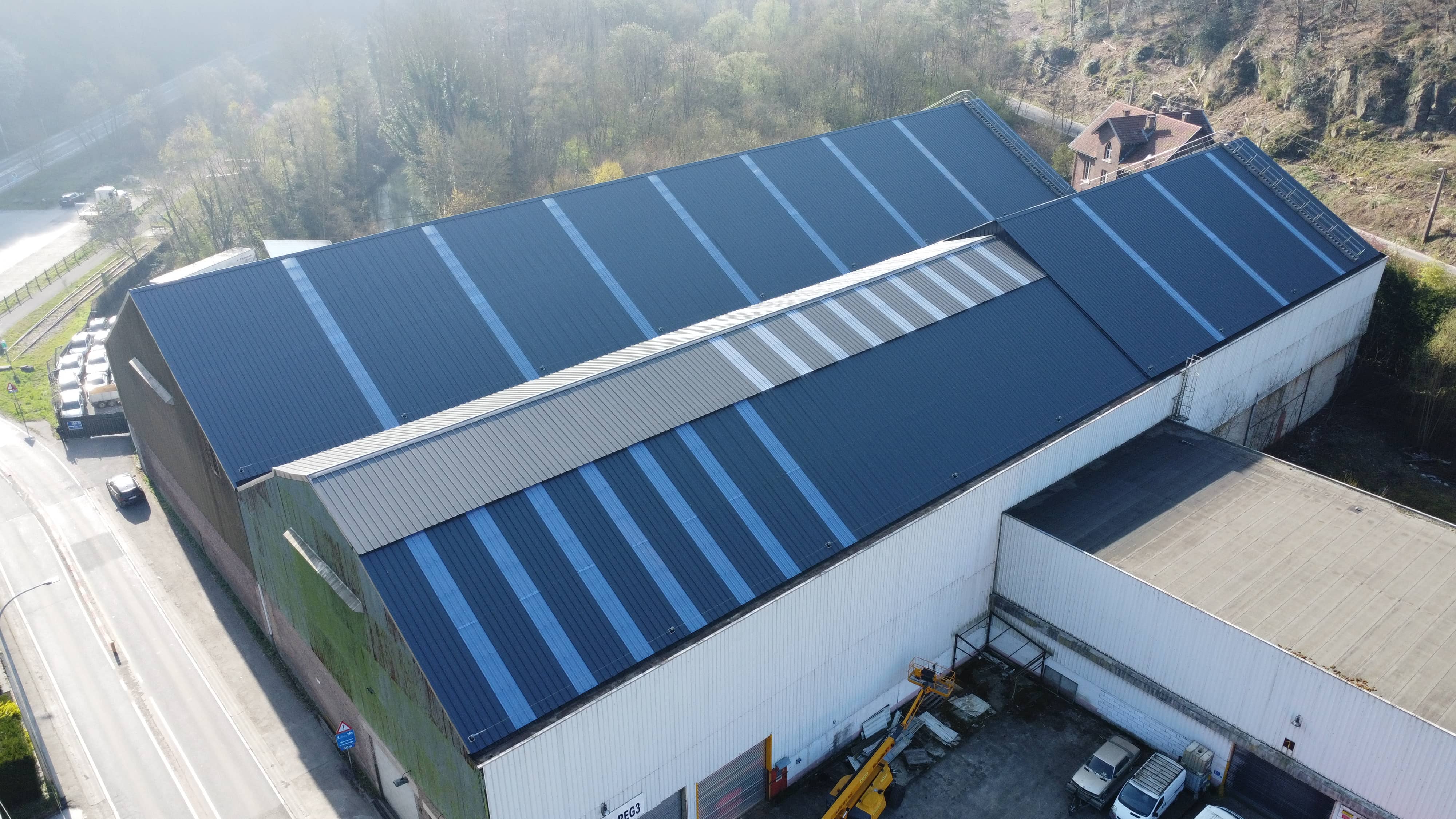 Image d'une toiture rénovée à l'aide de tôles sèches avec absorbeurs et de translucides.