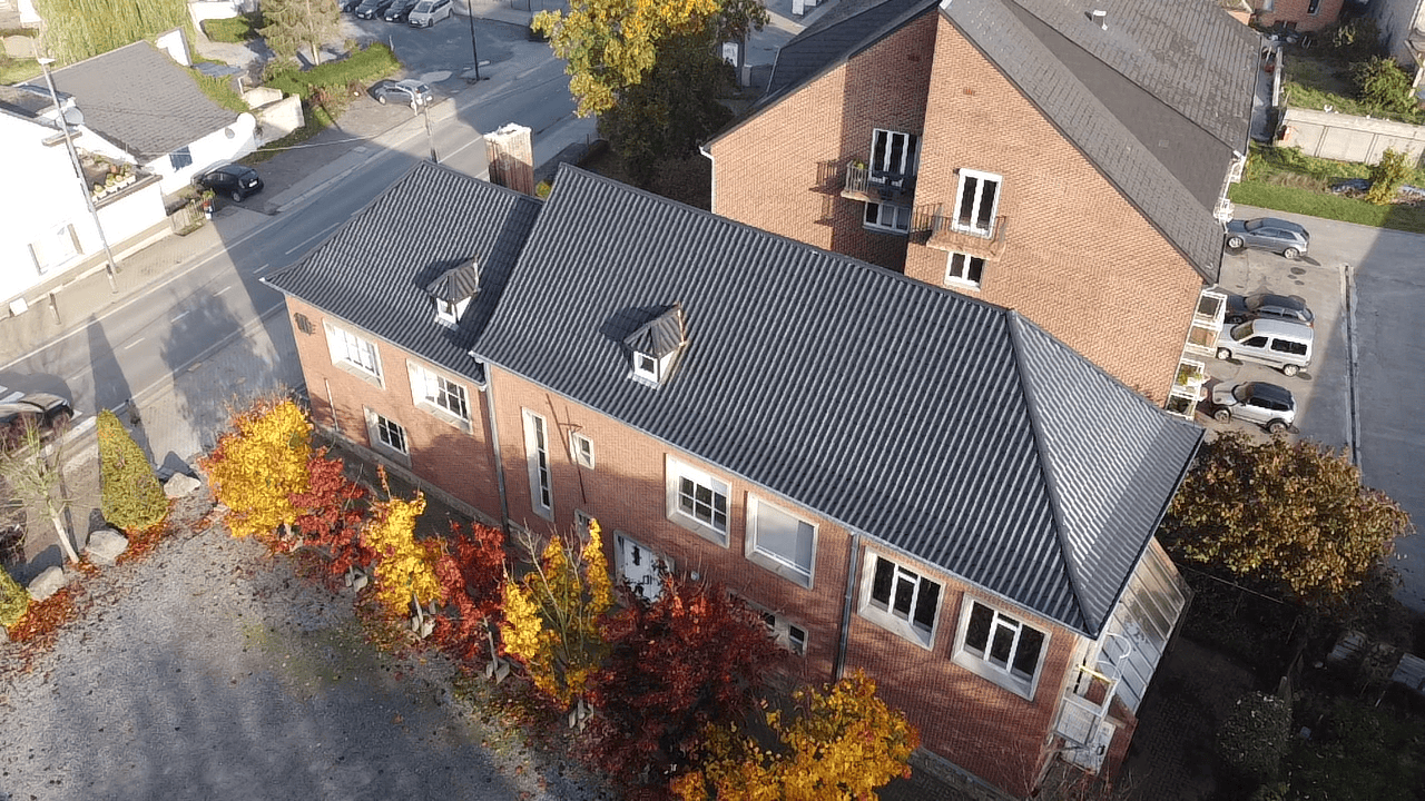 Image d'une toiture en tuiles anthracite.