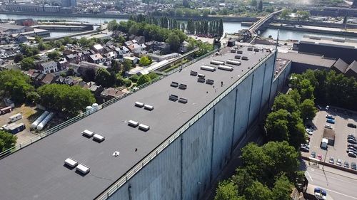 Image d'une toiture plate en roofing d'une usine.