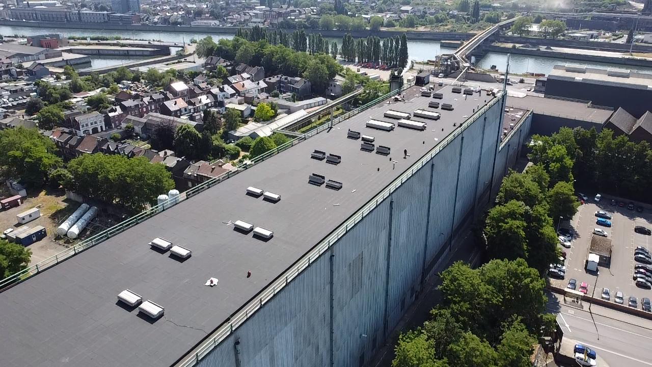 Image d'une toiture plate en roofing d'une usine. 
