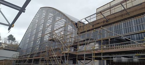 Image d'un bardage réalisé à l'aide de tôles translucides en pvc de type Ondex Hr