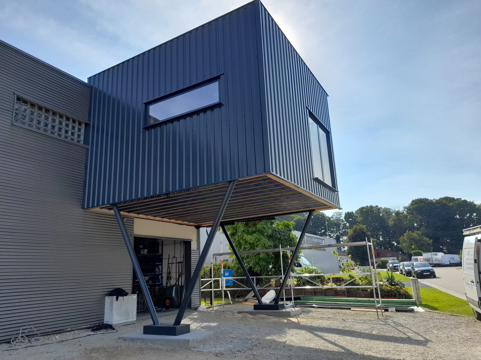 Image d'un bardage réalisé à l'aide de panneaux sandwich.