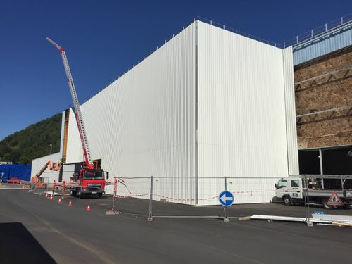 Image d'un bardage réalisé à l'aide de tôles sèches profilées de RAL9010.