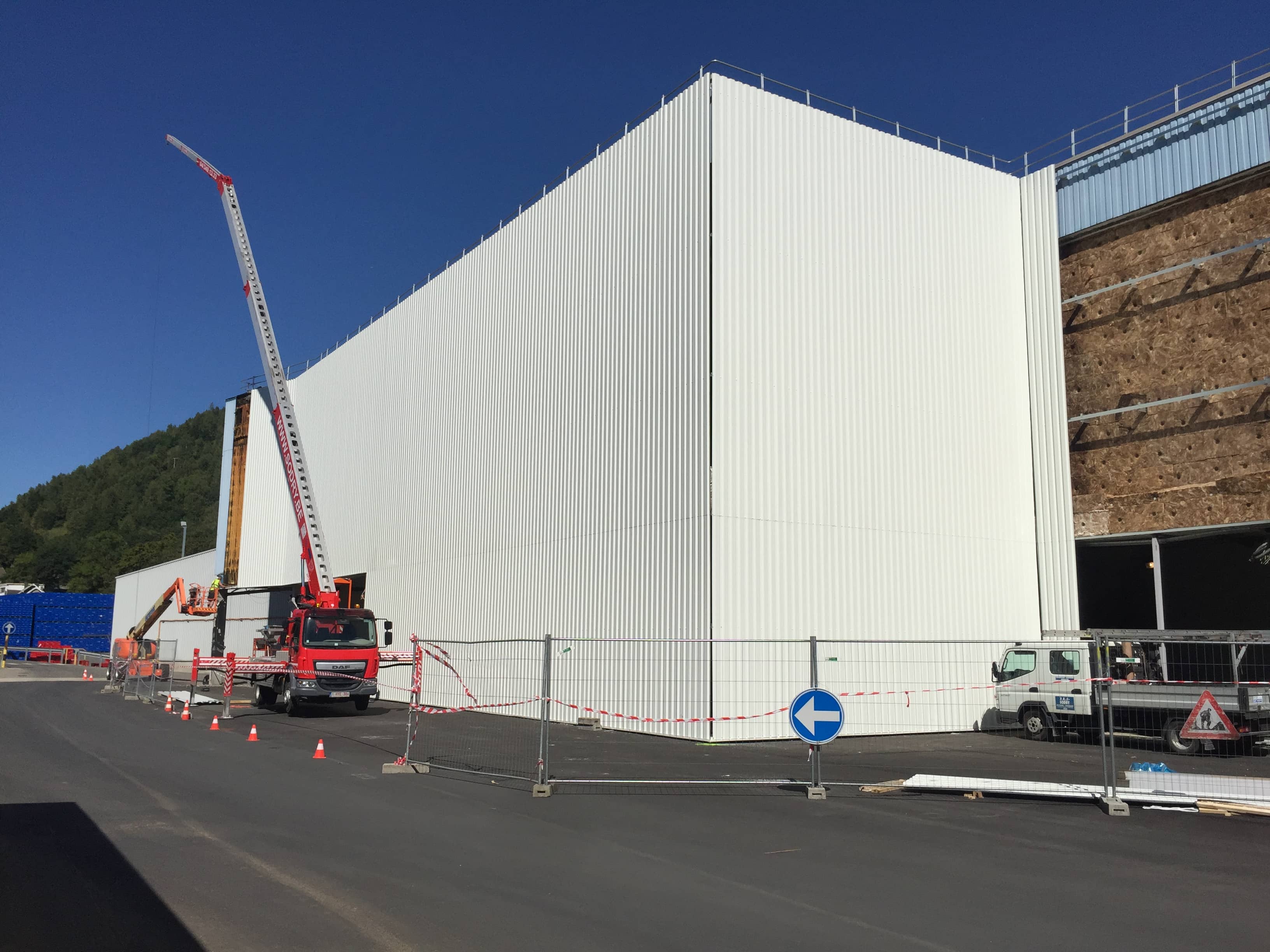 Image d'un bardage réalisé à l'aide de tôles sèches profilées de RAL9010. 