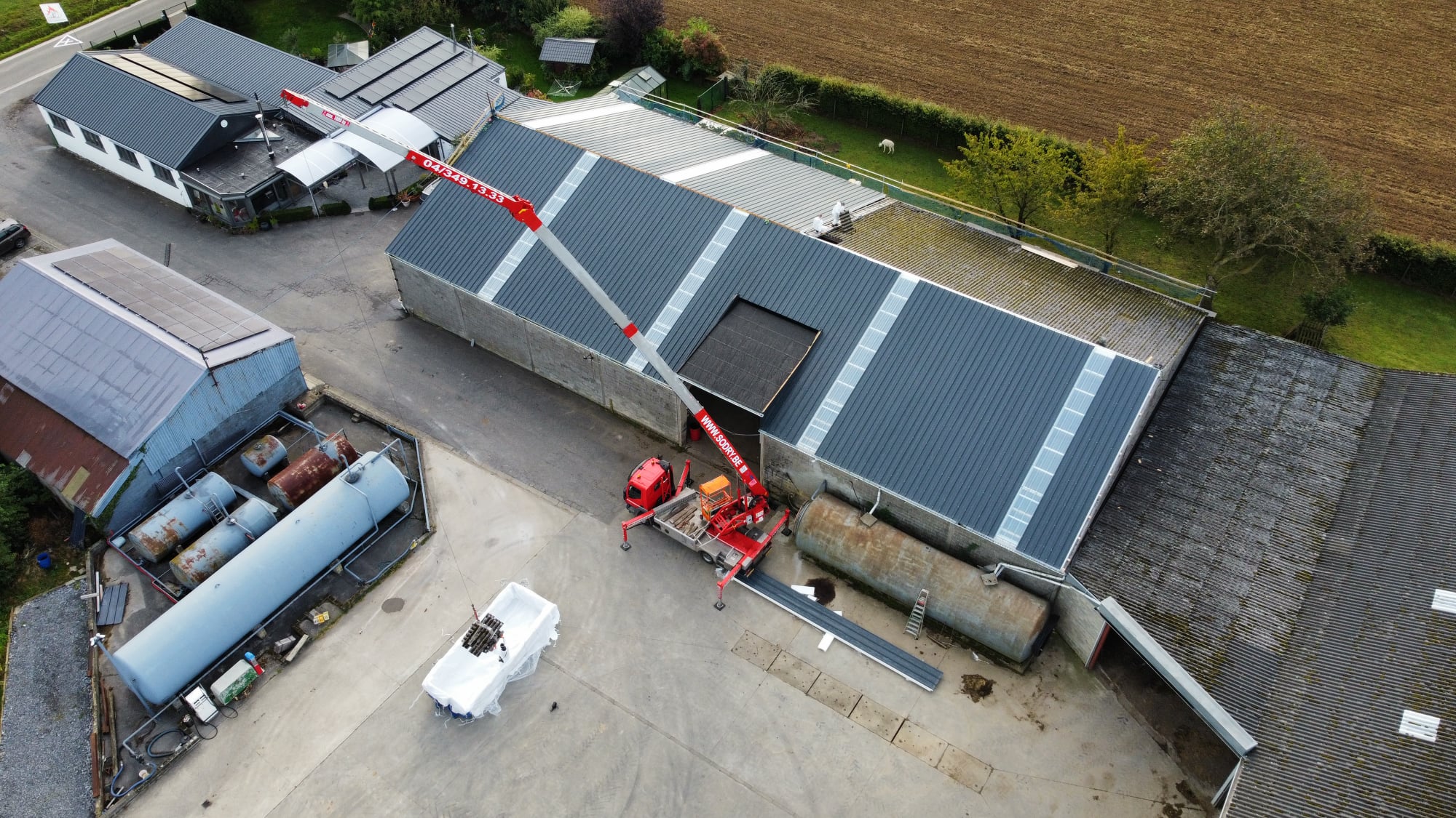 Image d'une toiture en tôles sèches sur un site agricole. 