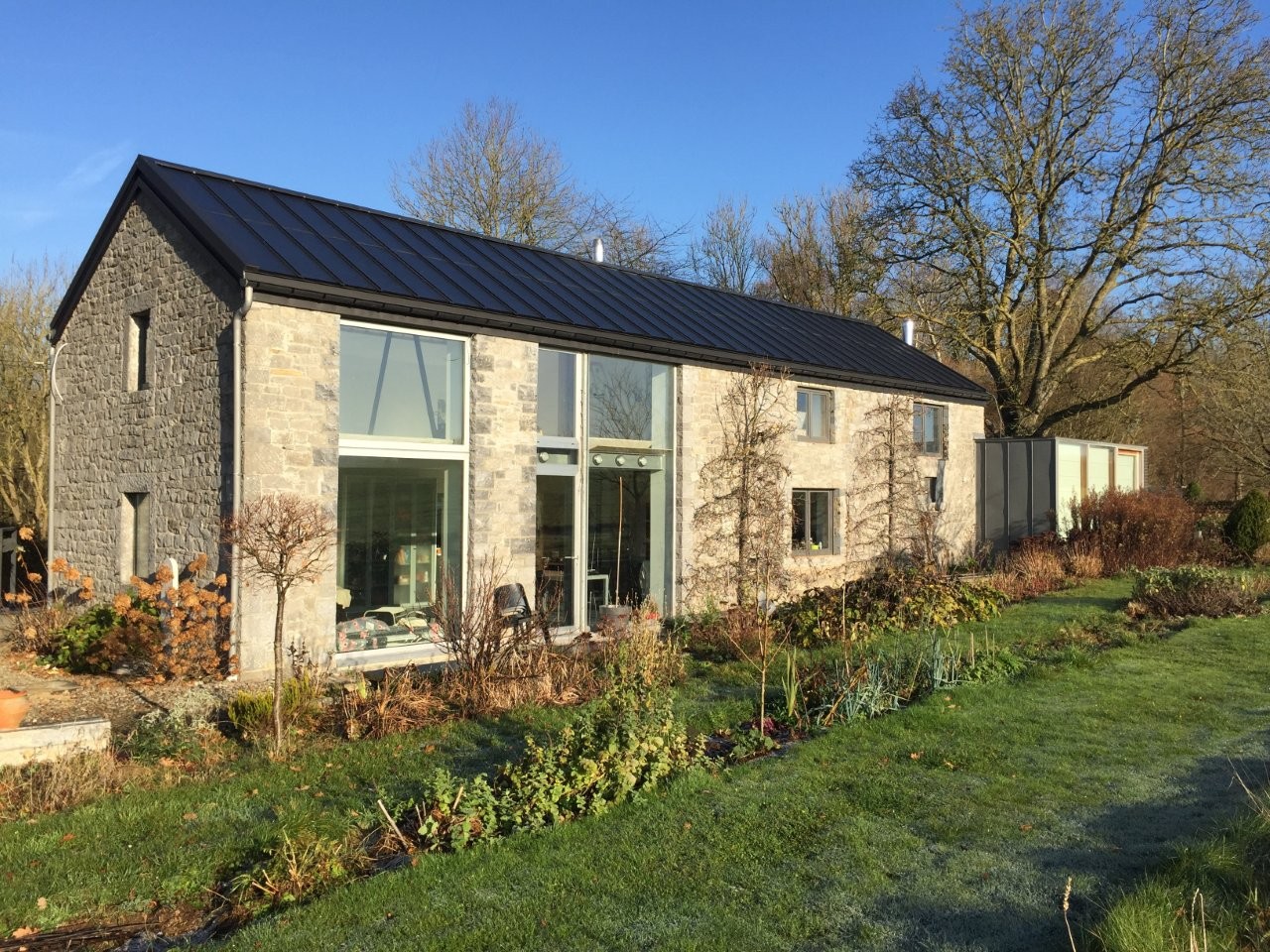 Image d'une toiture en zinc anthracite réalisée suivant la pose de joint debout. 