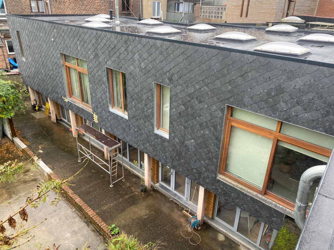 Image d'un bardage en ardoises naturelles sur pointe 30x30