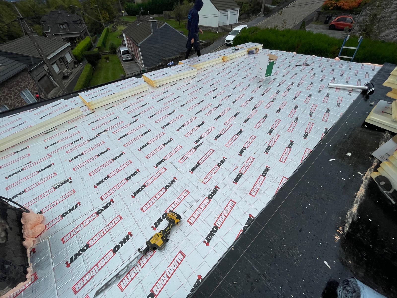 Image d'une toiture isolée à l'aide de panneaux de polyuréthane, 120mm d'épaisseur. 