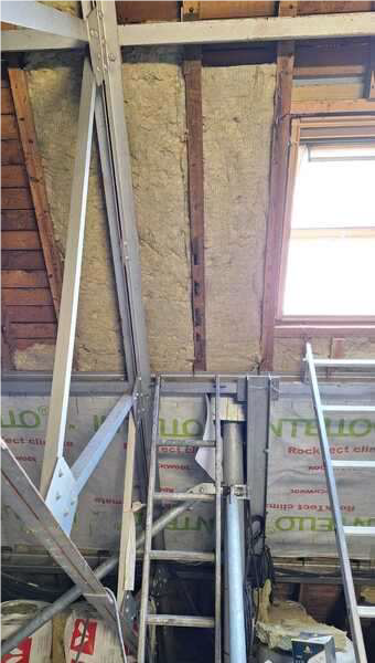 Image de combles isolés à l'aide de rouleaux de laine de roche, 80mm d'épaisseur. 