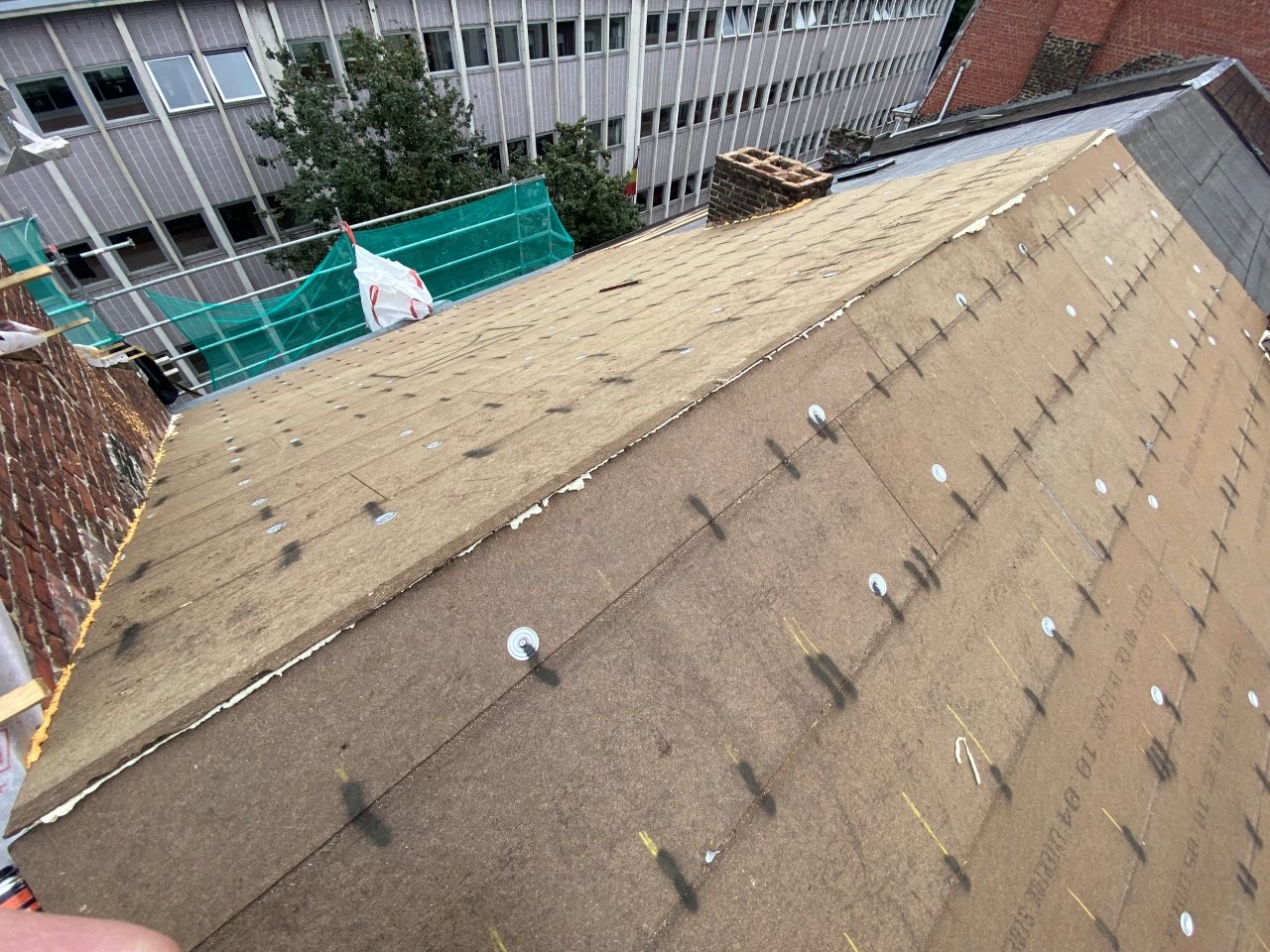 Image d'une toiture inclinée isolée à l'aide de panneaux de fibre de bois, 200mm d'épaisseur.