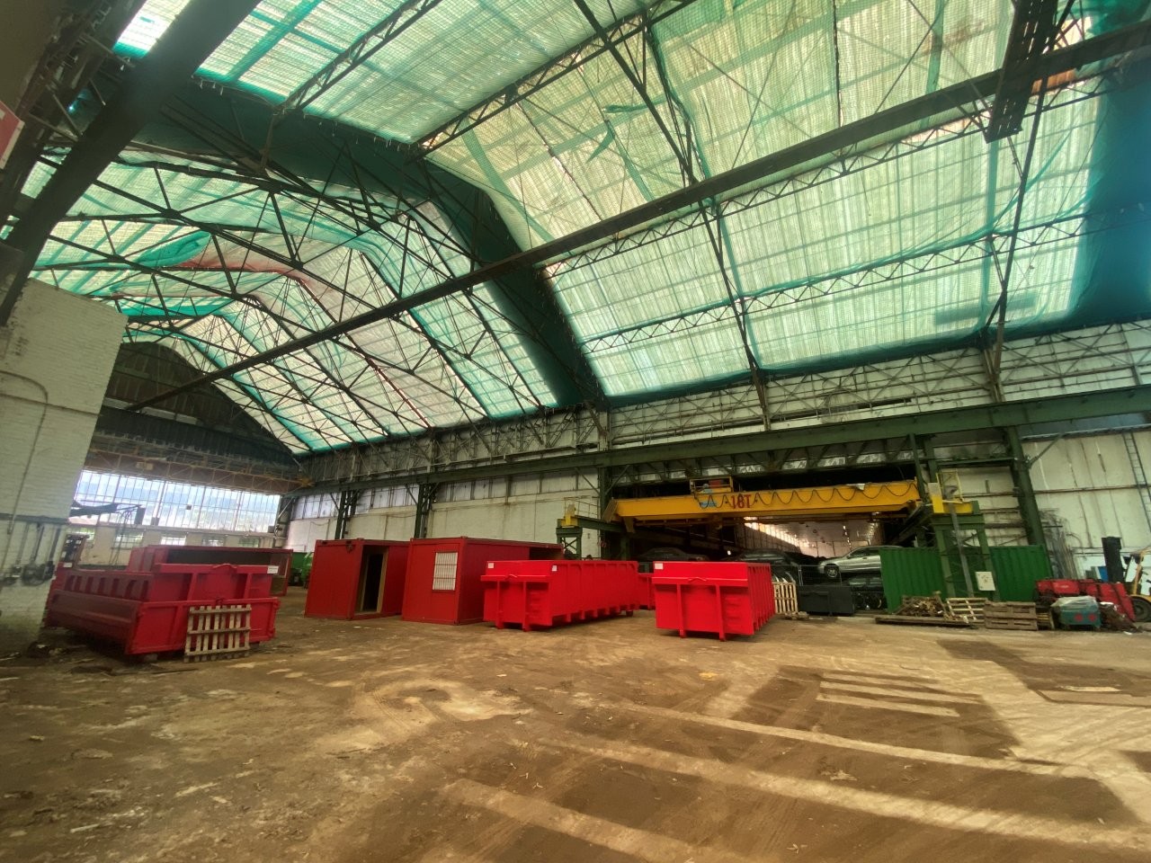 Image de filets de sécurité placés sous une charpente métallique. 