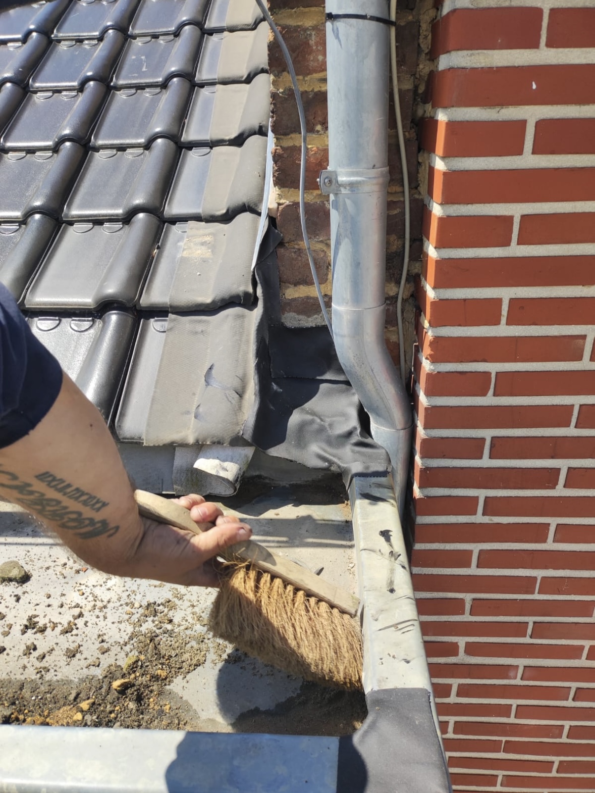 Image d'un nettoyage de corniche pour éviter que l'avaloir ne se bouche. 