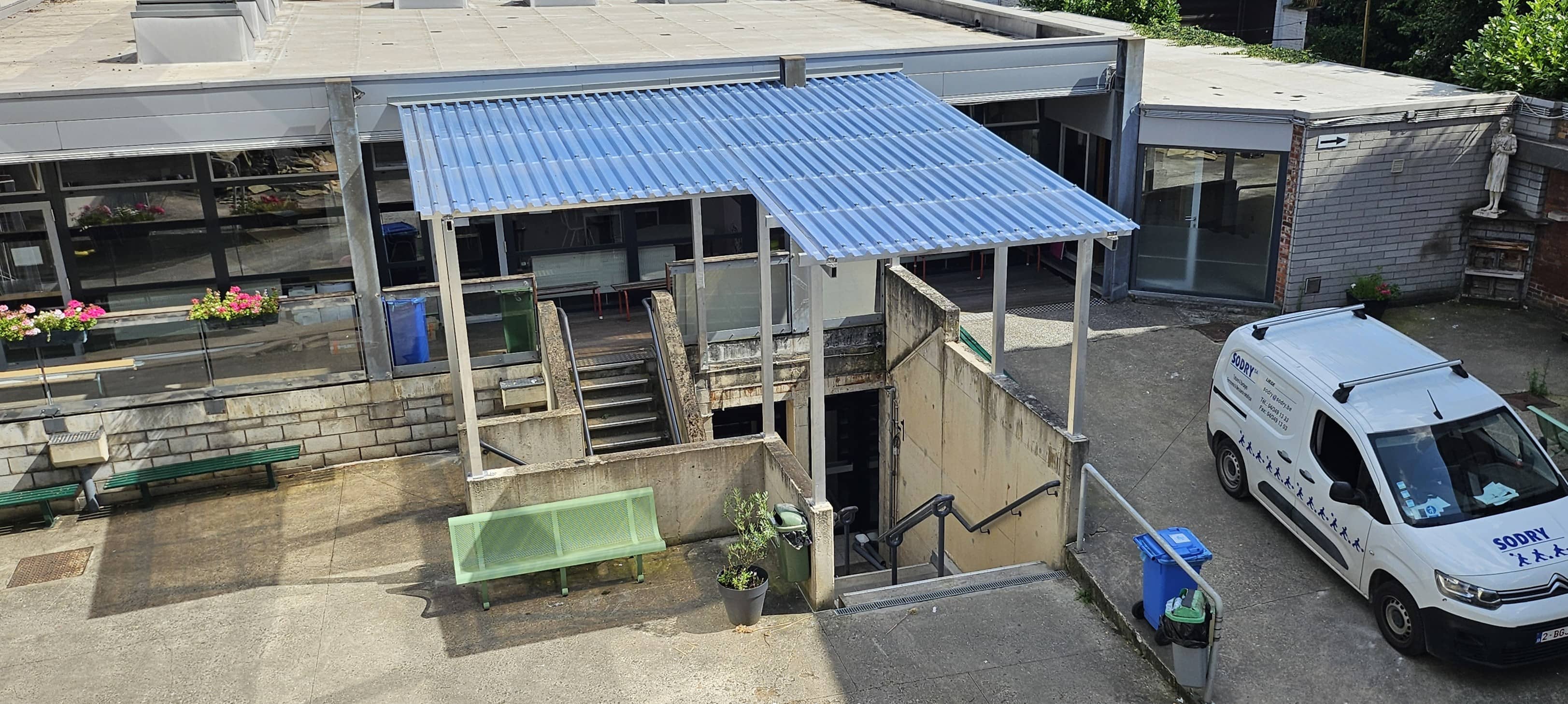 Image d'un escalier en aluminium réalisé sur mesure.