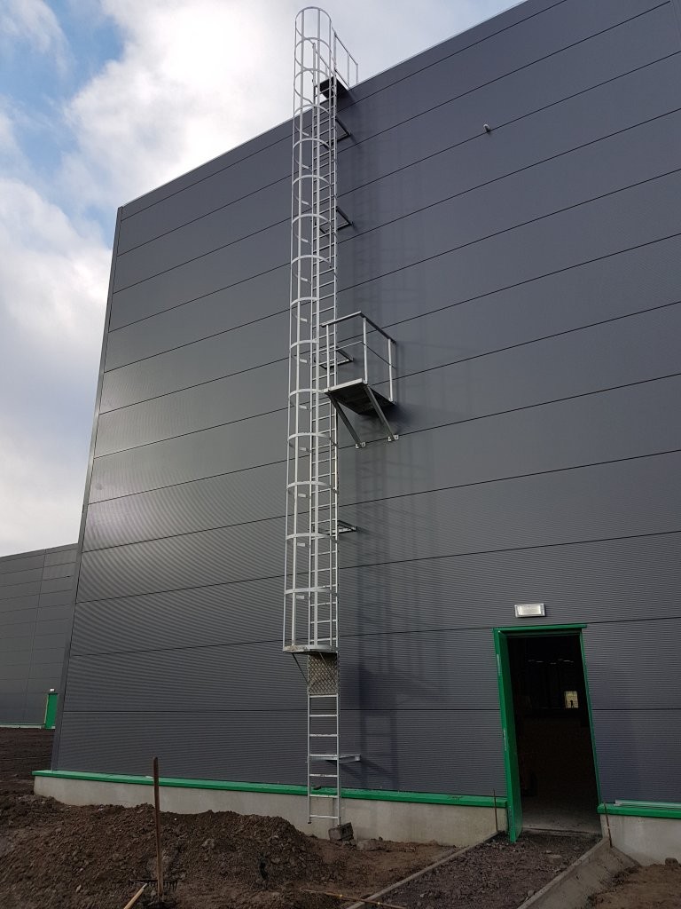 image d'une échelle à crinoline fixées à travers un bardage métallique. 