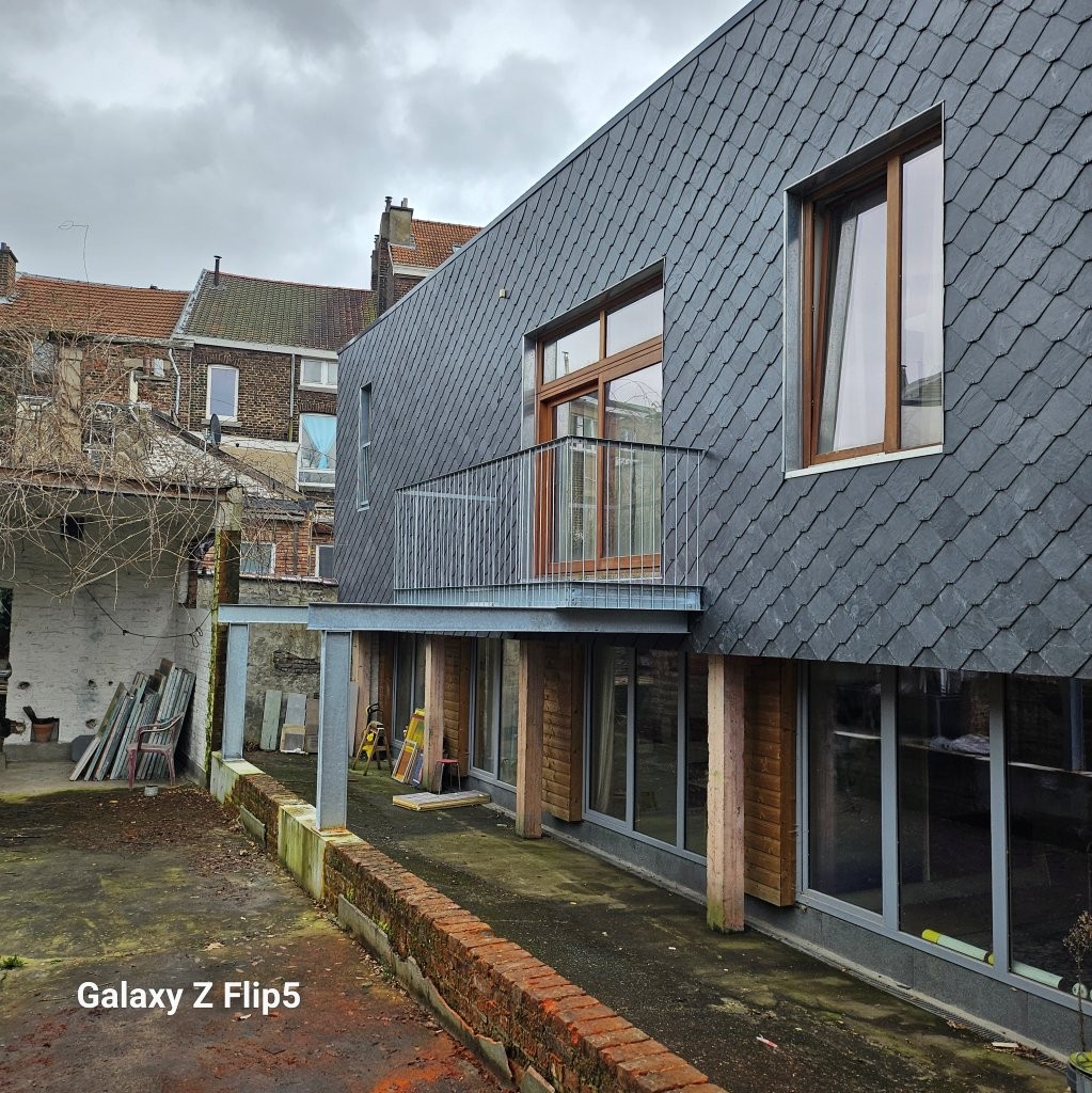 Image d'un garde-corps façonné par nos soins fixé sur une charpente métallique réalisée également par nos soins. 