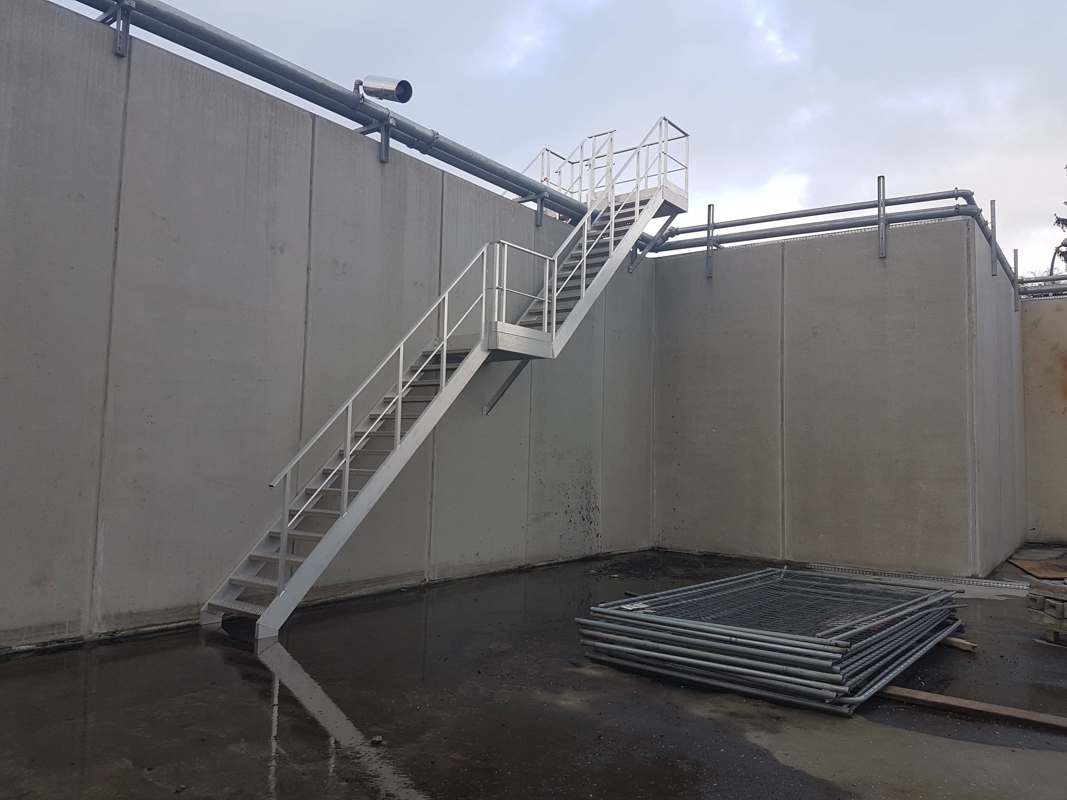 Image d'un escalier en aluminium façonner et placer par nos soins. 