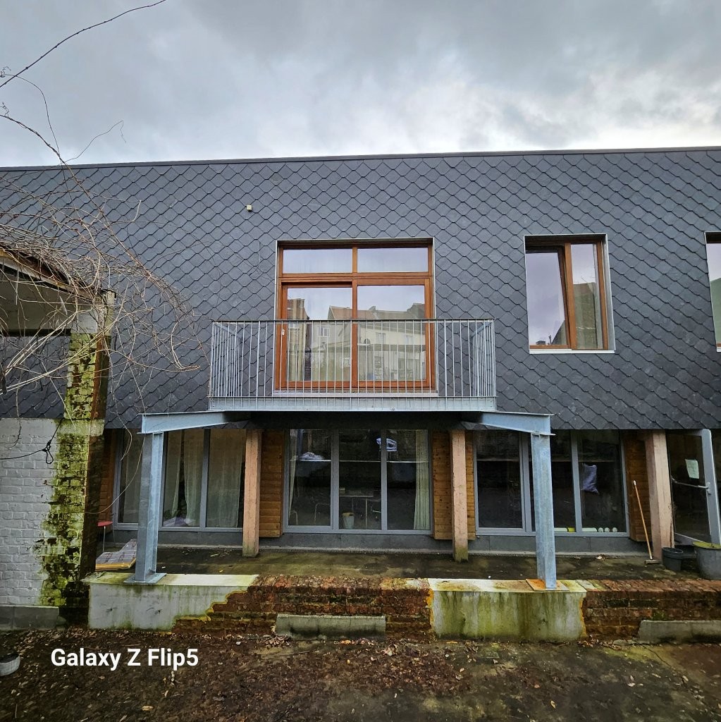 Image d'un bardage en ardoises naturelle sur pointe + d'un garde-corps réalisé sur une structure métallique. 