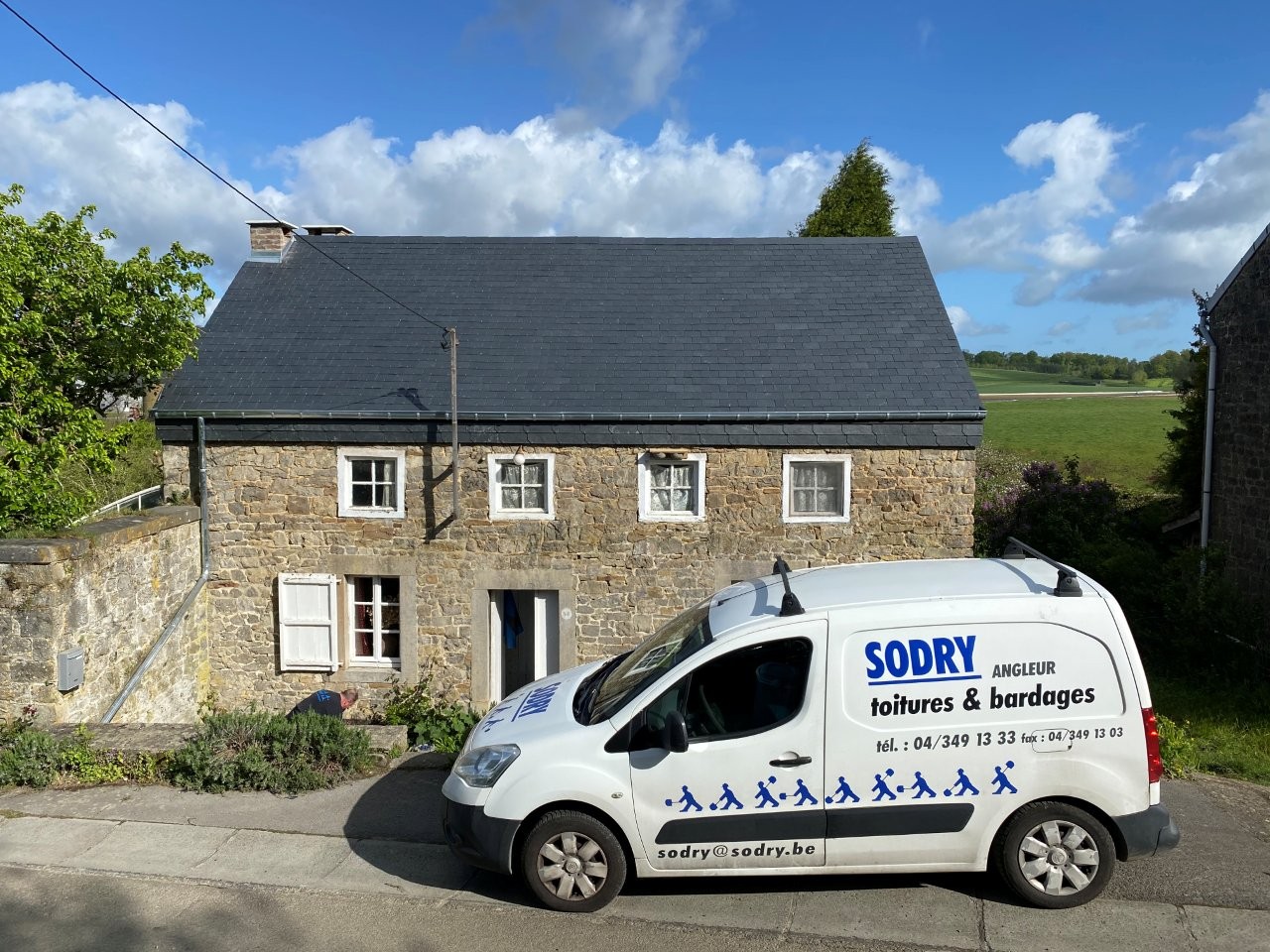 Image d'un toit rénové en ardoises naturelles.