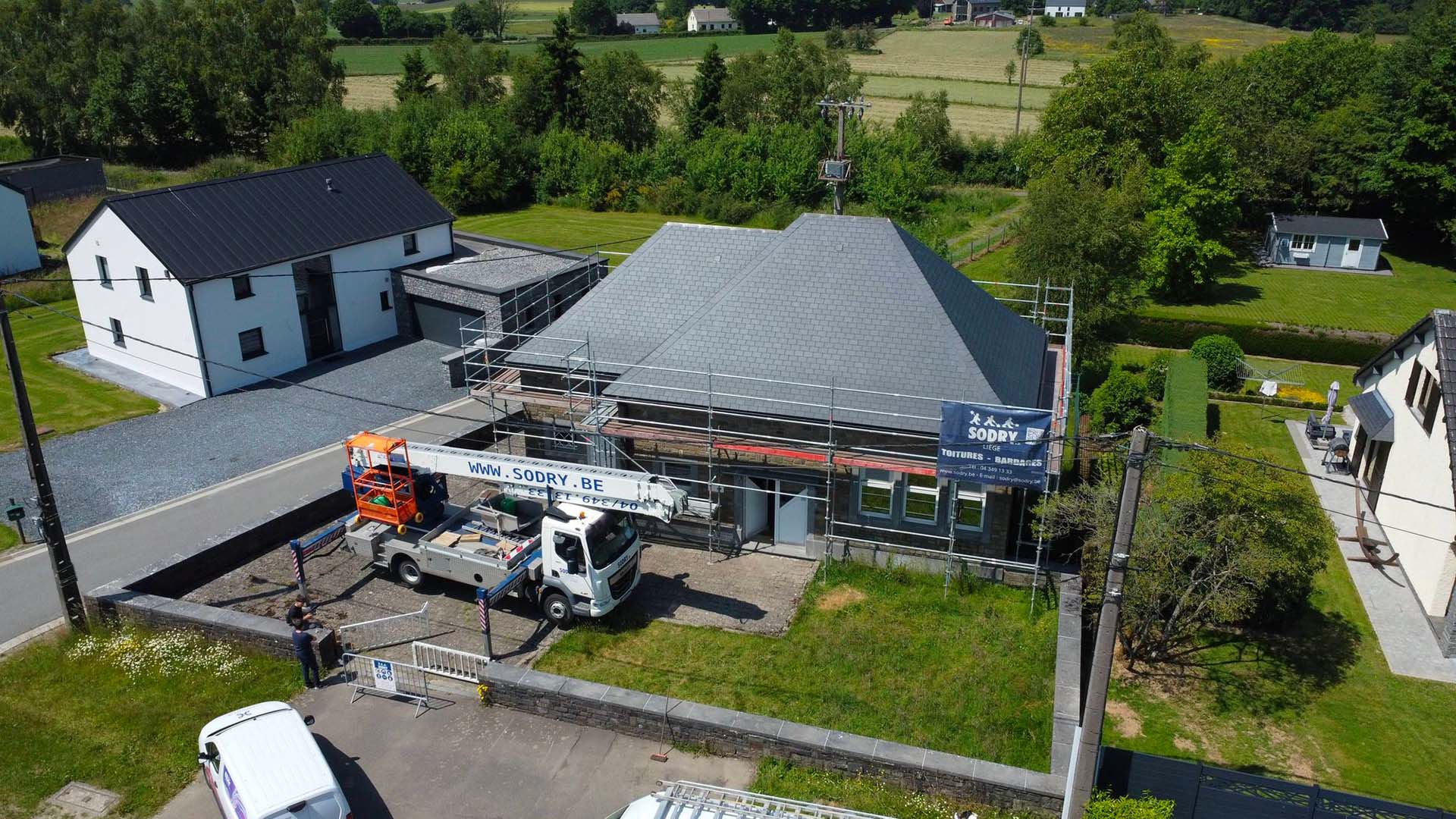 Rénovation de toiture en cours sur une maison à Liège par un couvreur professionnel
