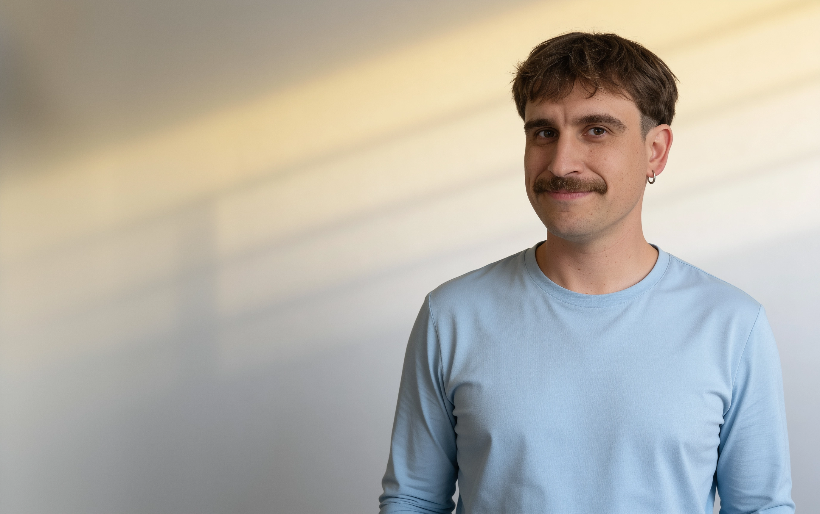 Portrait von Franz Pappelbaum, Editorial Designer für Magazine und Publikationen, im Studio aufgenommen