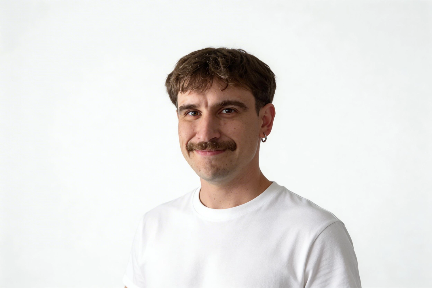 Portrait von Franz Pappelbaum, Editorial Designer für Magazine und Publikationen, im Studio aufgenommen