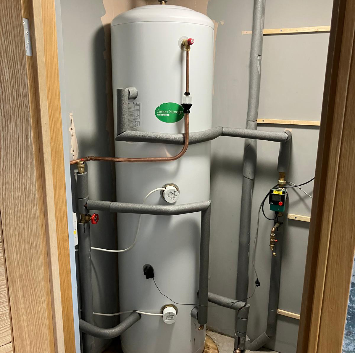 Hot water cylinder