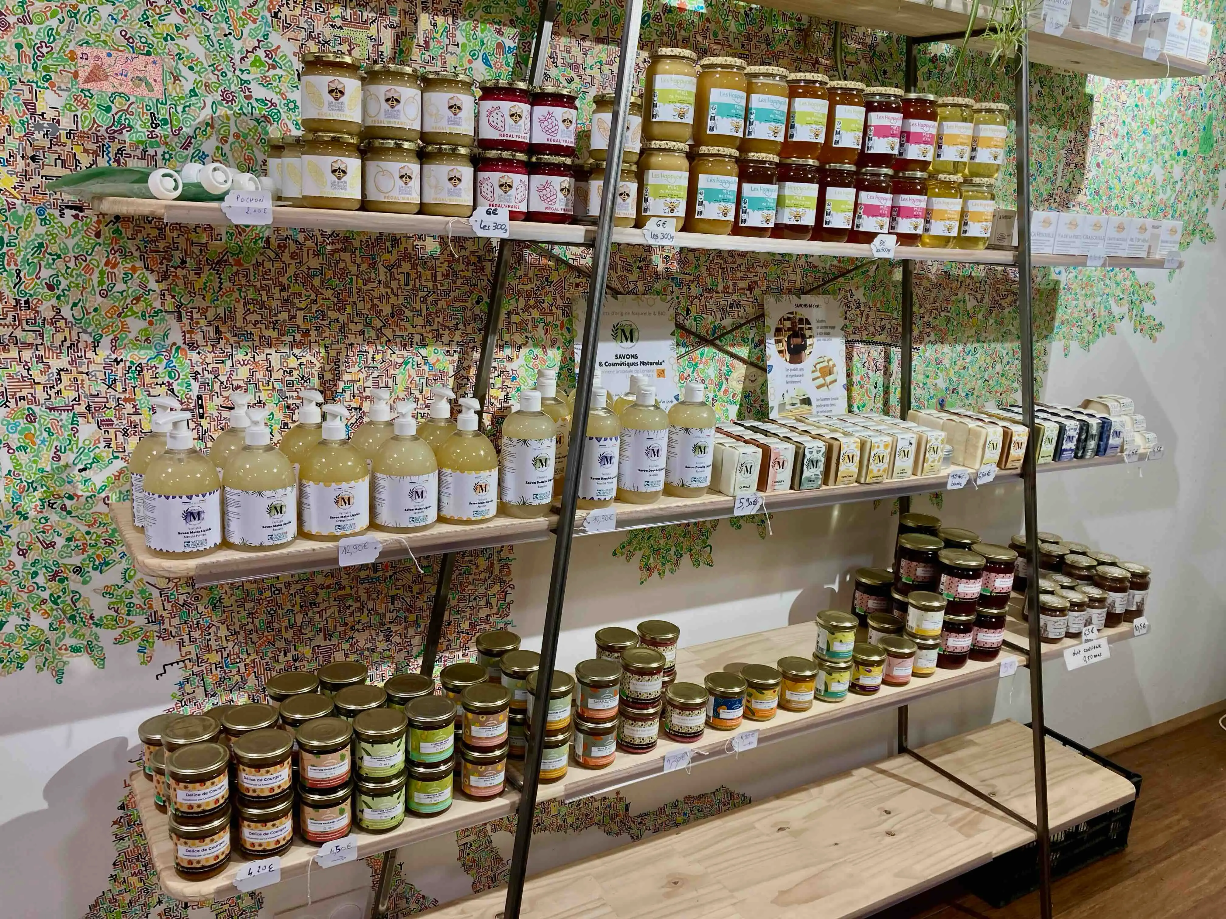 étagères des produits cosmétiques et épicerie