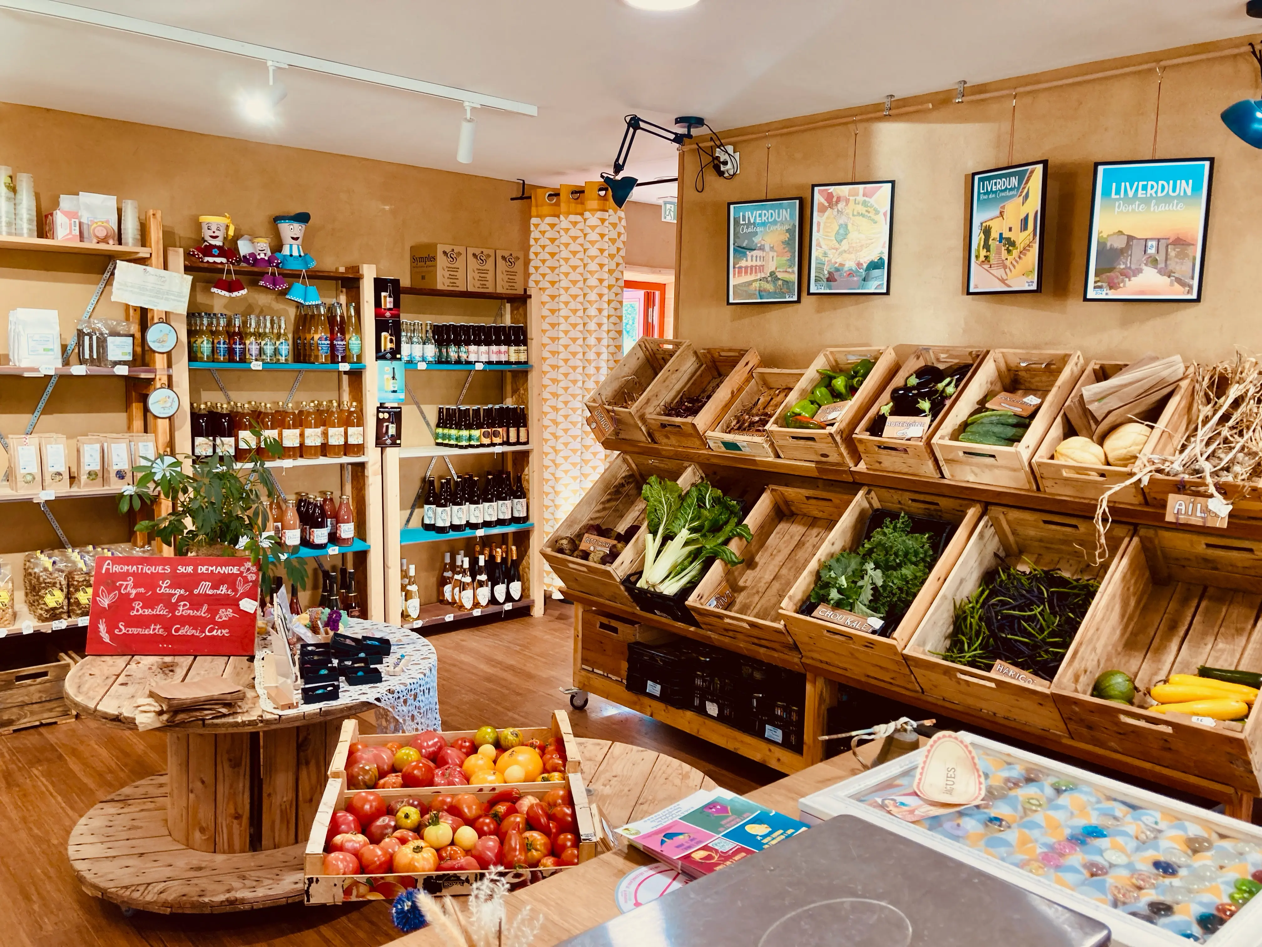 boutique de l'Arbre de Vie avec des caisses en bois remplie de légumes