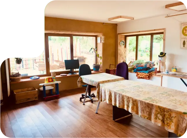 intérieur de la pièce principale de la ferme l'Arbre de Vie