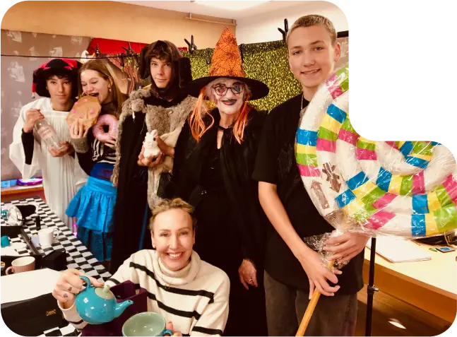 groupes de jeunes adultes déguisés pour Halloween