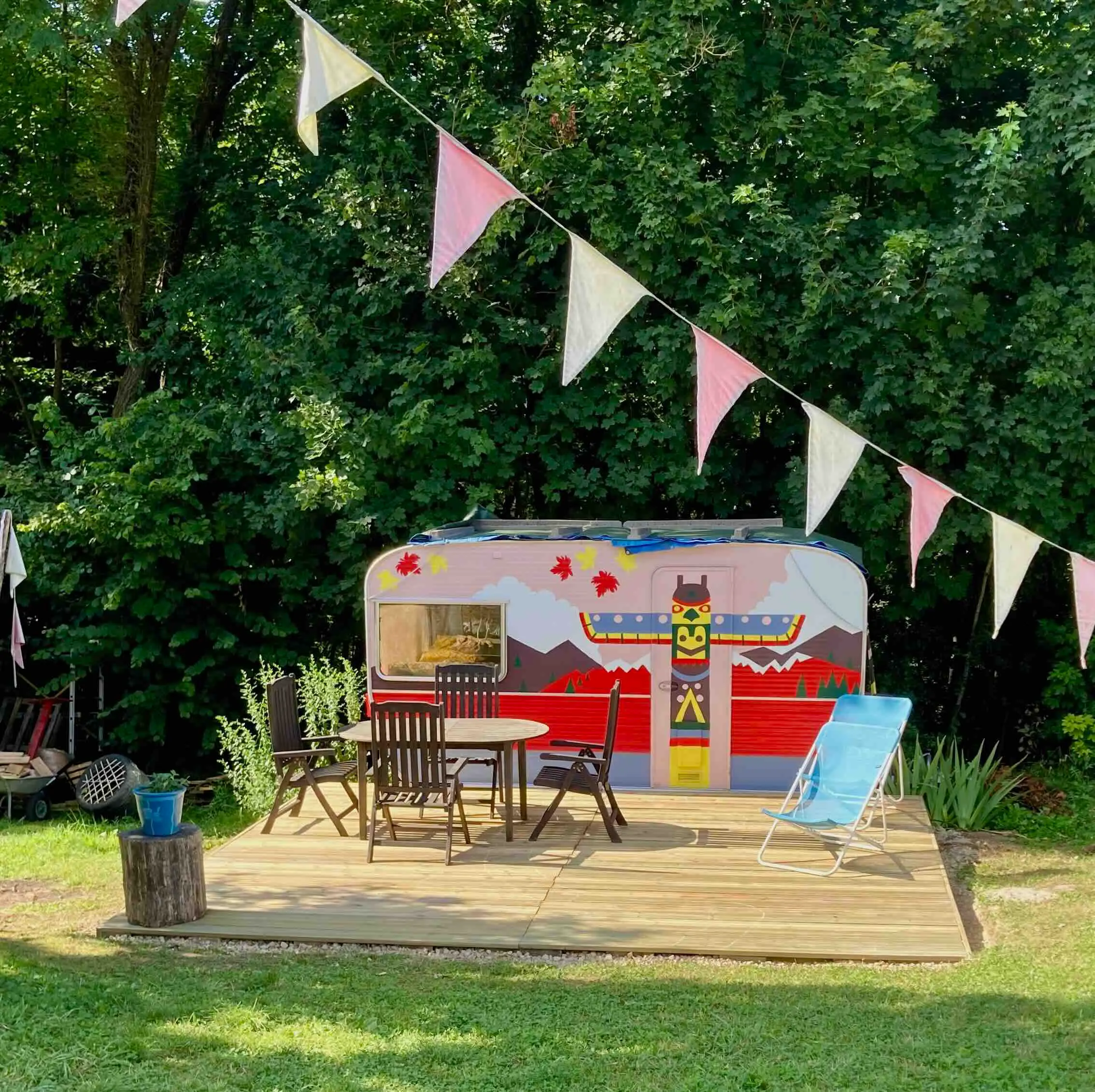 vue caravane extérieure et terrasse en bois