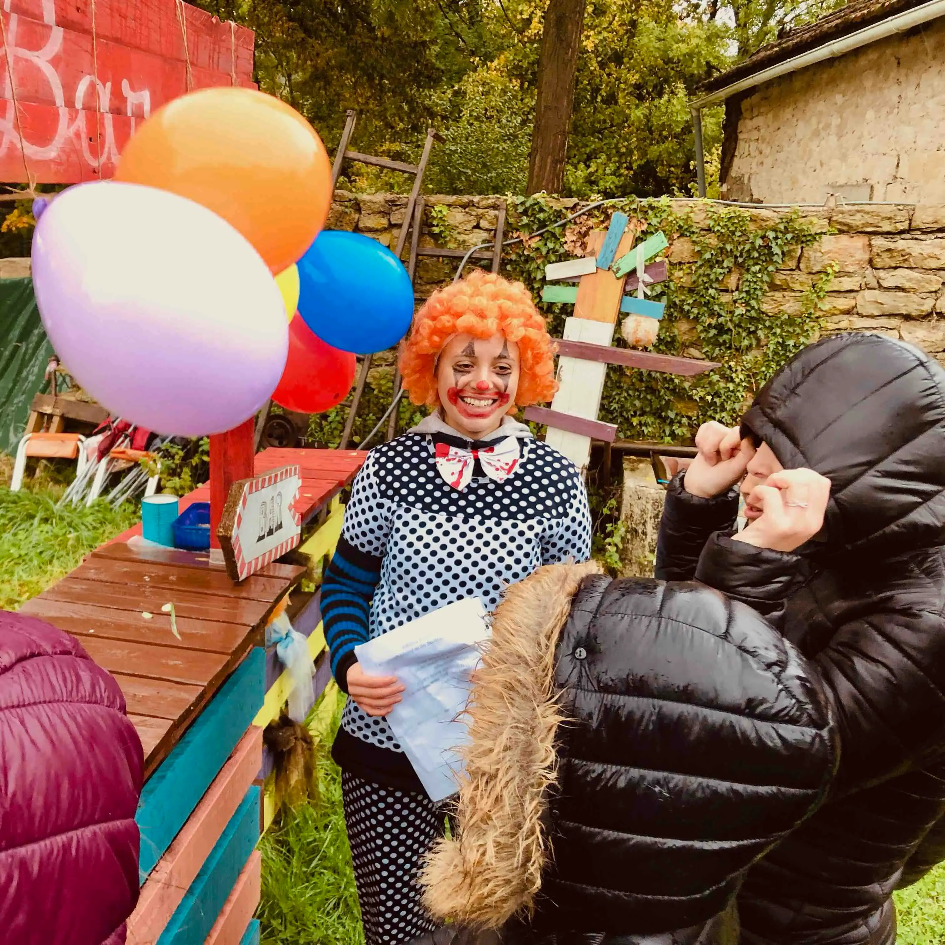 clown devant bar