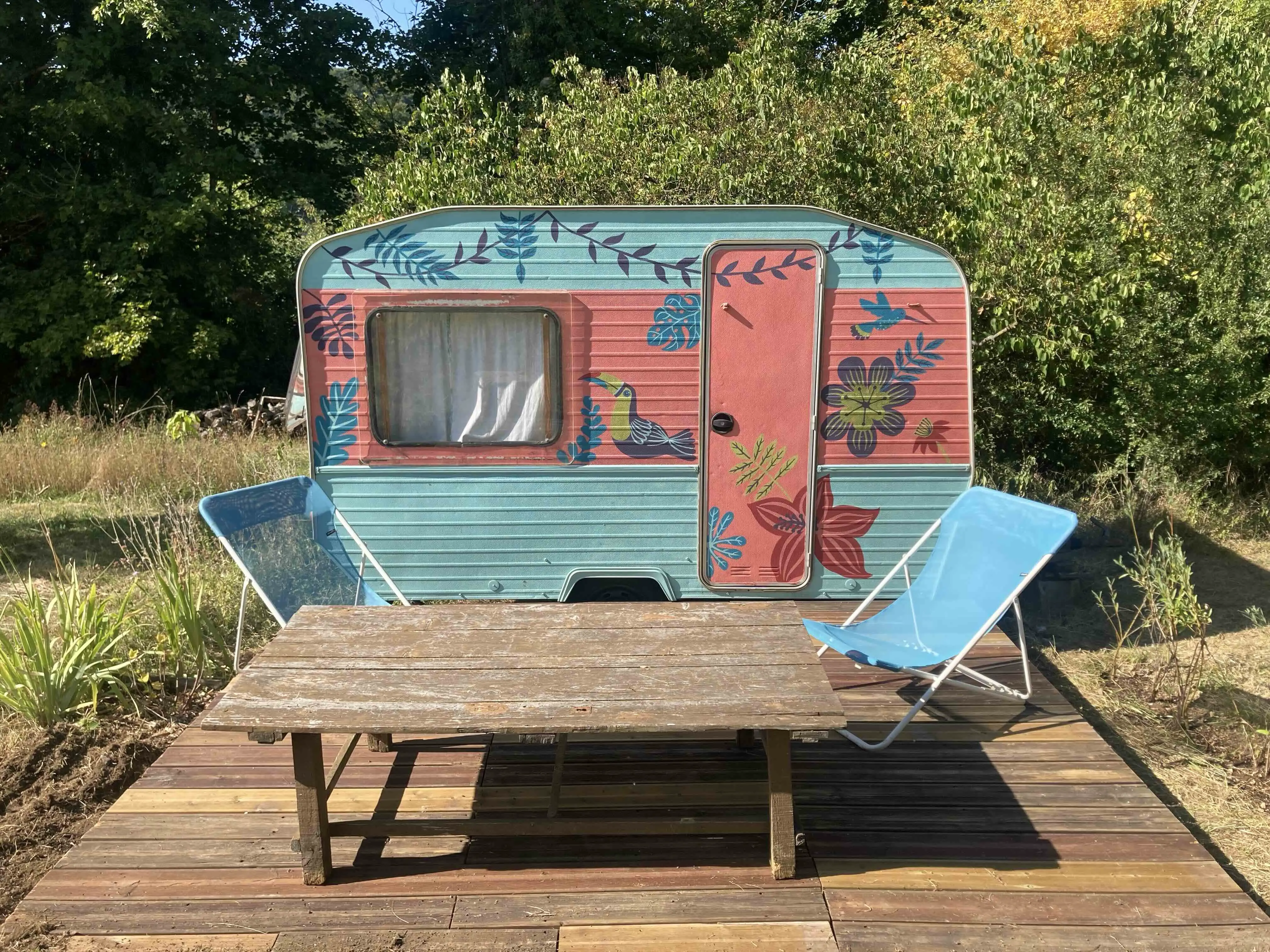 vue extérieure d'une caravane avec sa terrasse