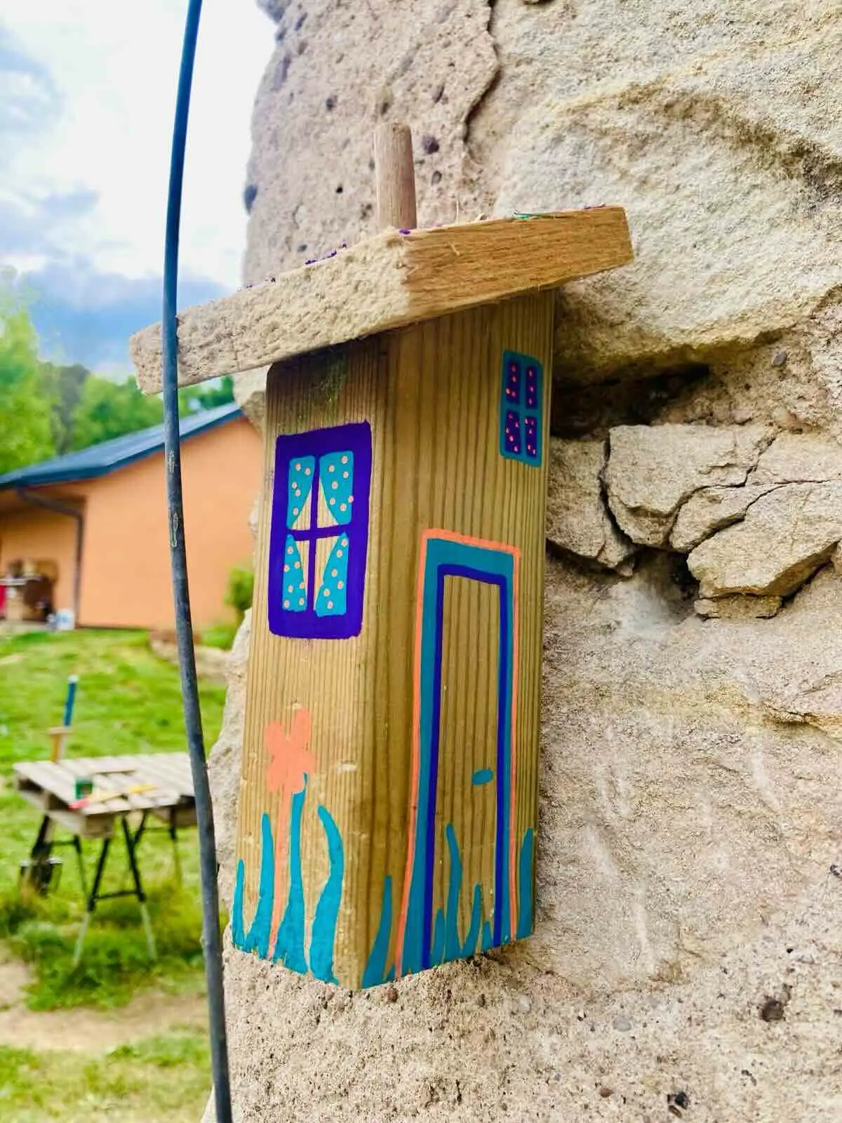 maison en bois décorée à la main