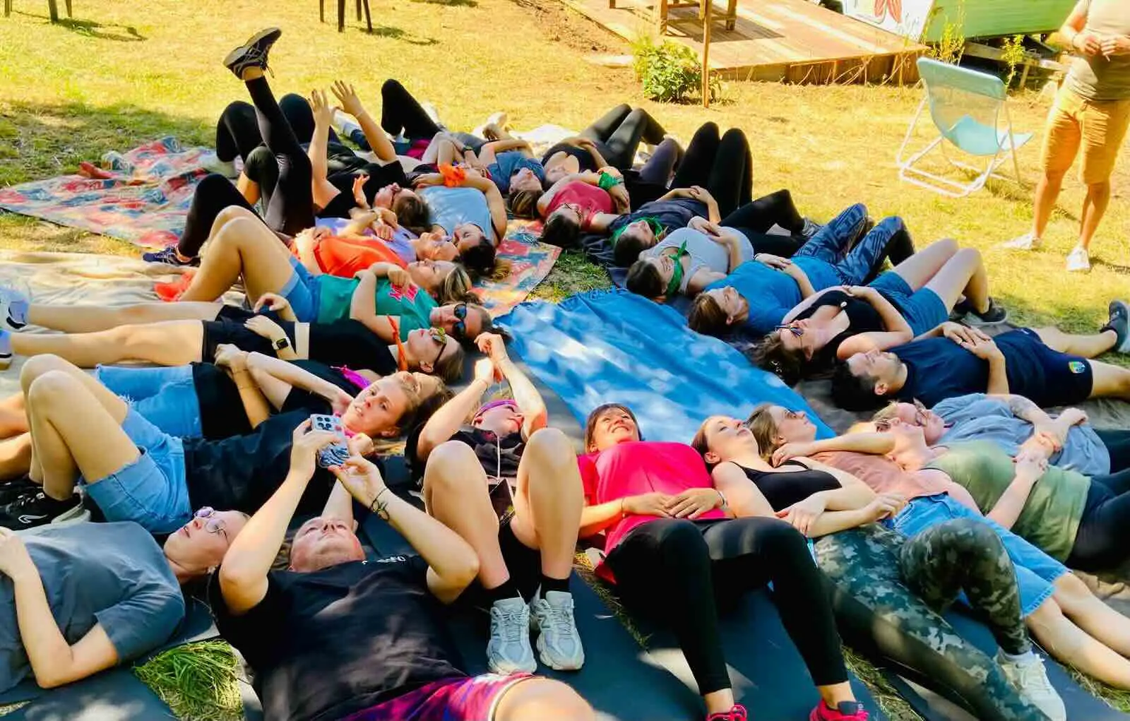 groupe allongé sur matelas de yoga